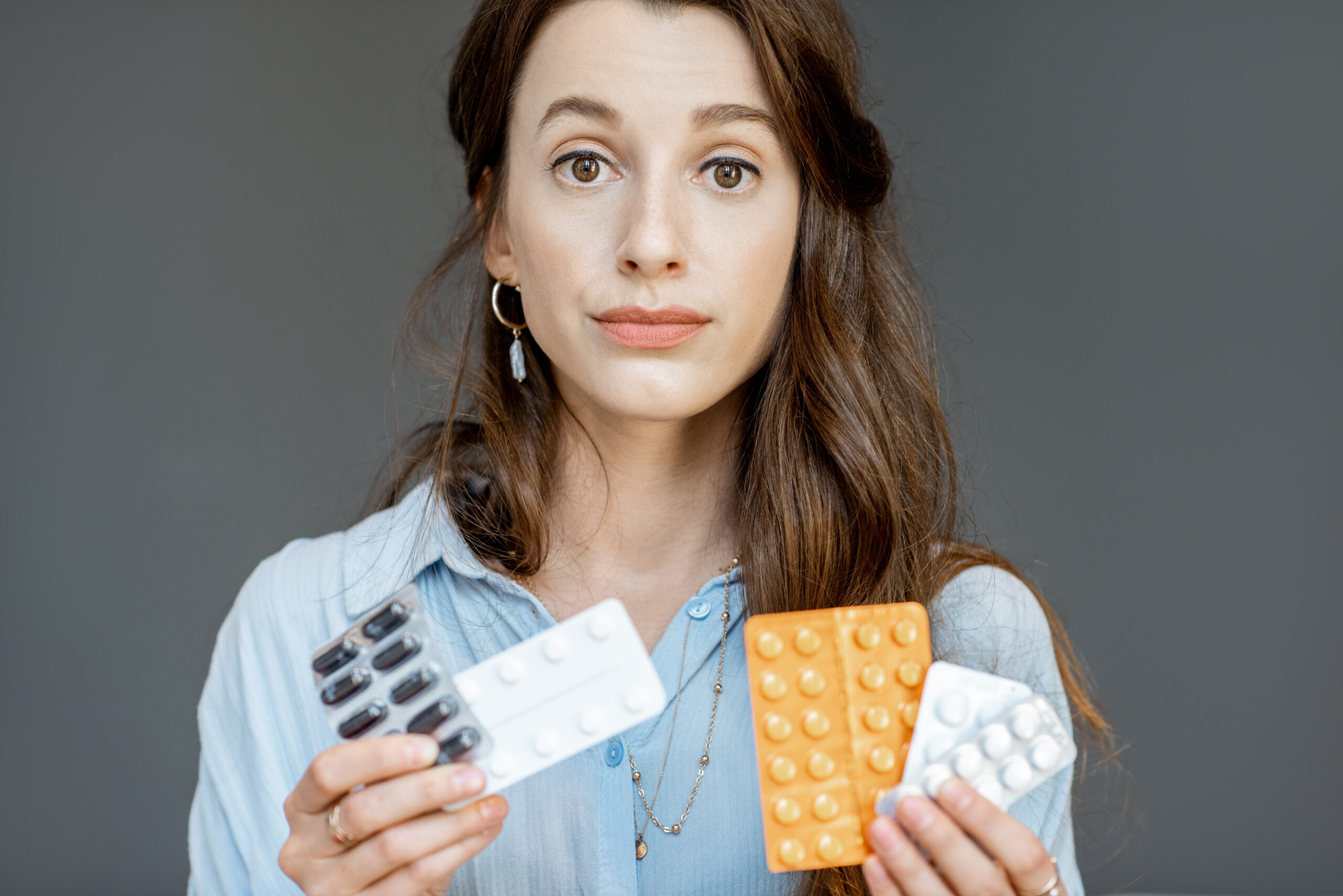 фото женщины с таблетками в руках